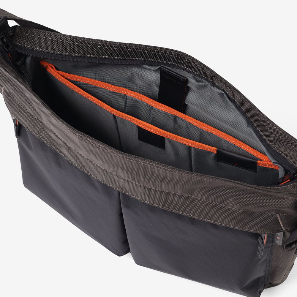 イズイット ショルダーバッグ B4