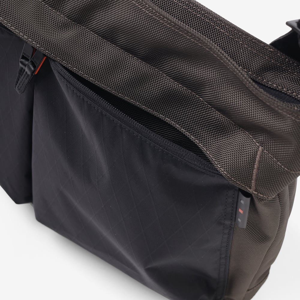 イズイット ショルダーバッグ B4