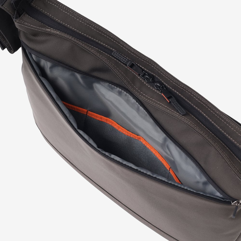 イズイット ショルダーバッグ B4