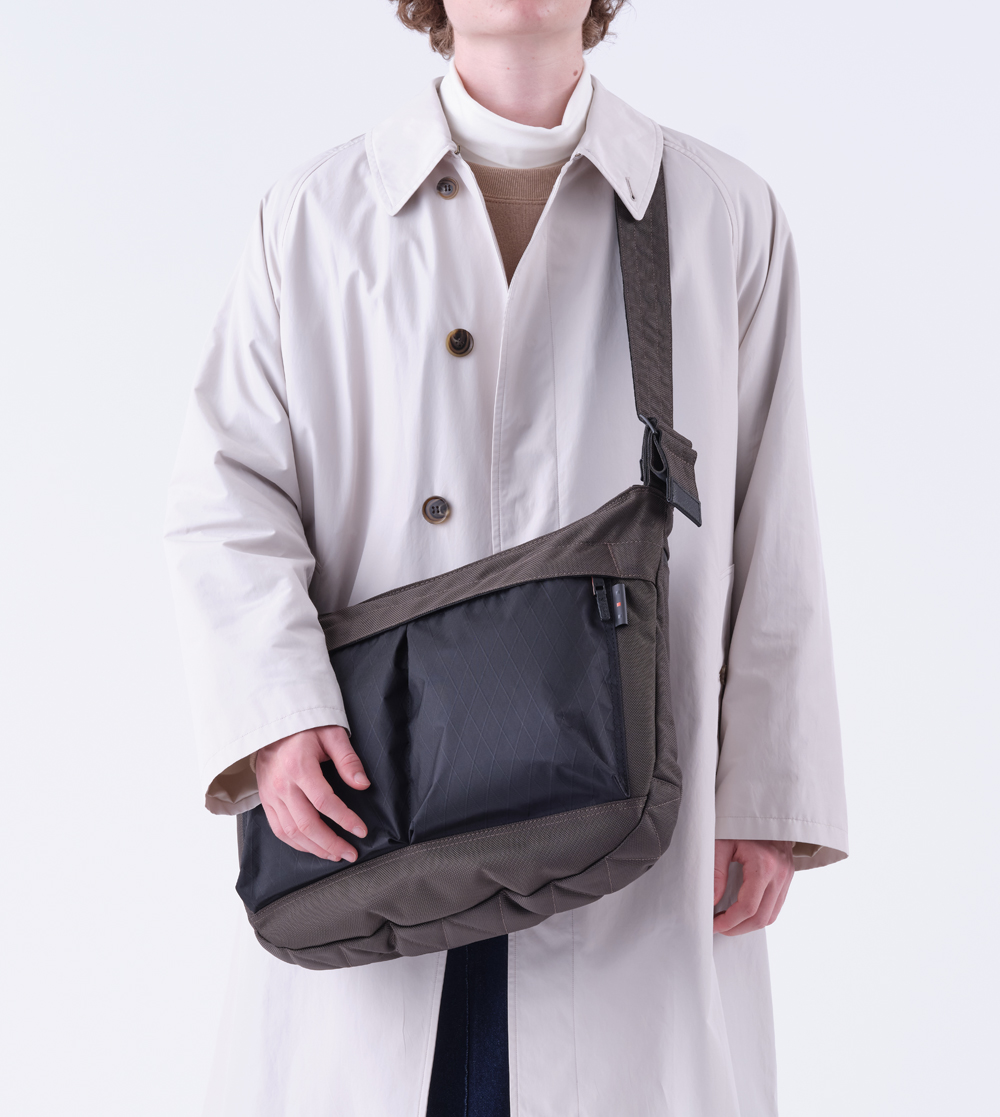 イズイット ショルダーバッグ B4